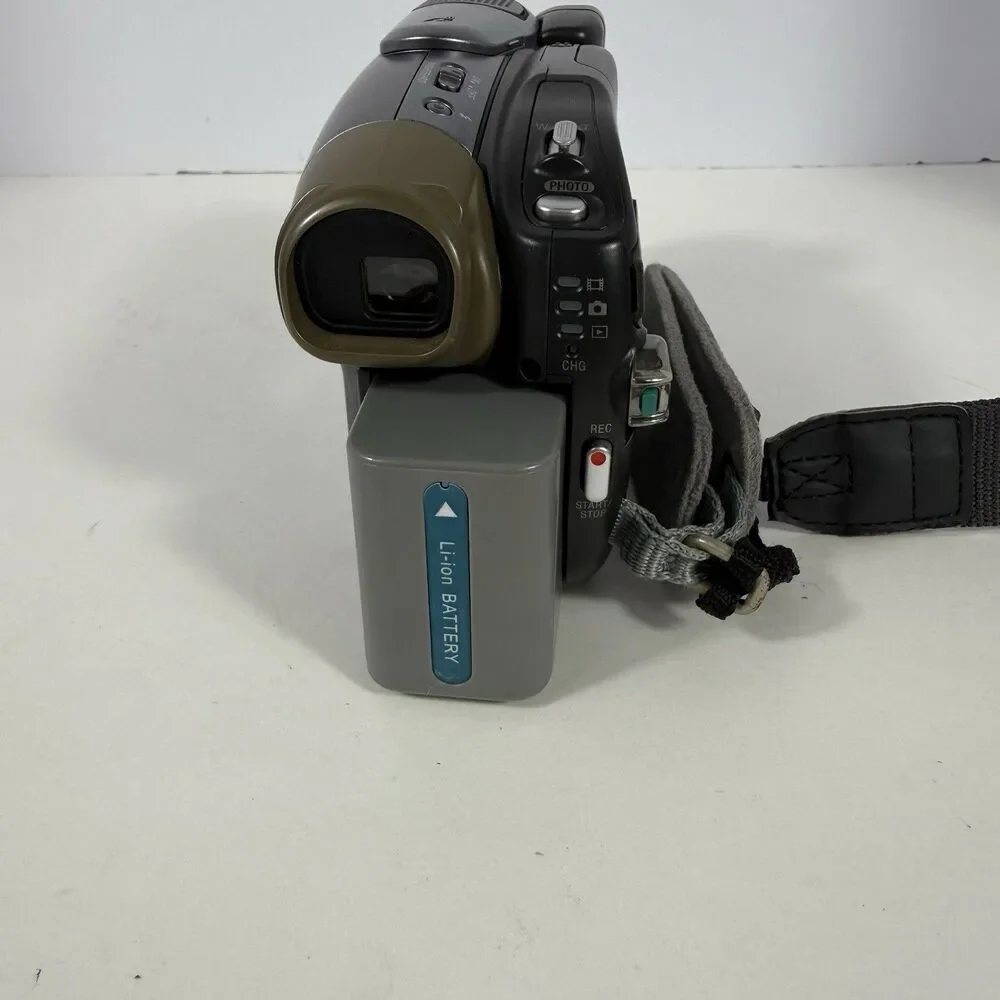 Sony Handycam DCR-DVD403 Video Camera Camcorder 120x Zoom Charger & Batteries